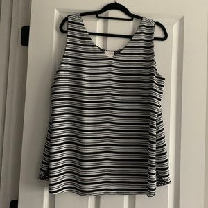 Chico’s size 3. Reversible, sleeveless, V neck top, like new condition!